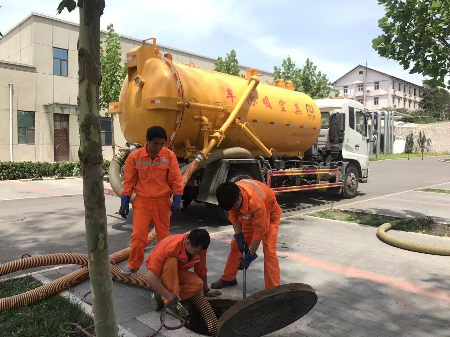 岑巩管道疏通车停在窨井附近